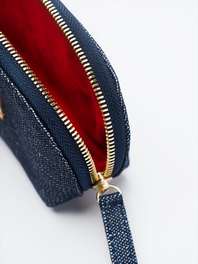 Denim pouch in dark blue for sunglasses - zipper close-up view